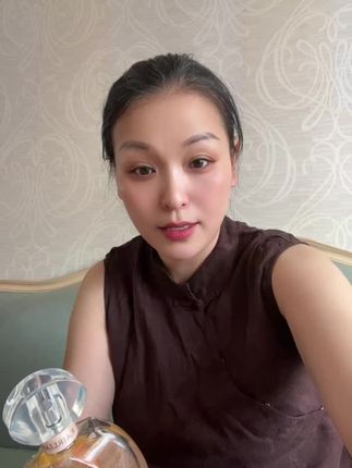 这个香水真的很好闻,礼盒装,还有小样送,香水又持久好闻,