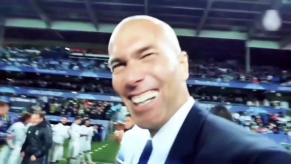 一切顺利的话,2026年世界杯后,我们将看到齐达内以主帅身份,带领姆巴佩等新一代球星,开启法国队的新篇章。你对“齐祖”执教国家队期待吗?评论区聊聊!#齐达内 #皇马 #阿隆索 #世界杯 #最佳球会