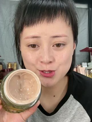 秋蔻金绿宝石粉底霜。