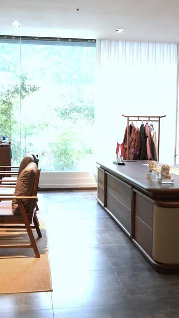 办公室搭配 | 打造森林系办公,把自然搬进办公室 3.2米办公桌现代简约时尚的款式,搭配前方2.8米茶桌。
茶空间的搭配为整个办公室增添,舒适实用并存,绿植软装营造森林系氛围感,把大自然搬进办公室#实木家具 #办公室搭配 #实木茶桌茶台 #班台办公桌