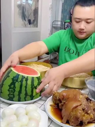 跟老公斗智斗勇的日常,我看你下次还敢不敢整我了 #来呀互相伤害呀#别惹我 #夫妻干饭#芝麻糊 #斗智斗勇的日常