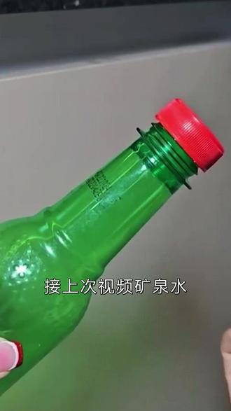 盖子还可以用来固定垃圾袋? #生活小妙招 #生活小窍门 #矿泉水瓶玩法