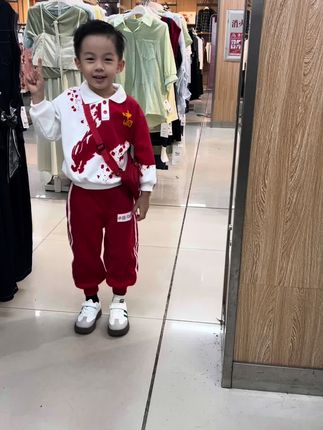 马上要国庆了、奶奶买的衣服好有氛围感、穿上喜庆又帅气、儿子喜欢的不得了#运动套装 #儿童休闲套装 #童装