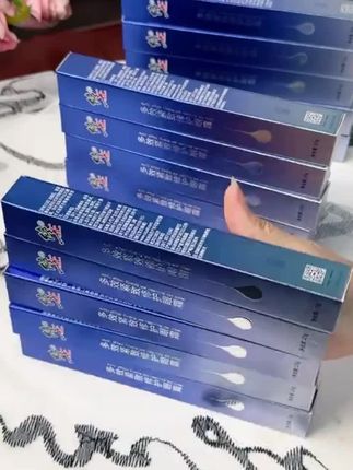 如果你眼底有干纹、细纹,化妆还卡粉急现,那你就试试这个修正多效紧致修护眼霜,它可以淡化细纹,紧致眼周肌肤。乳液质地,一抹化开,滋润不油腻,非常好吸收,坚持早晚用,轻松养成少女眼。国货大品牌,品质有保障,关键价格还不贵,快去试试吧!#好物推荐🔥 #自用好物推荐 #好物推荐分享 #好物分享