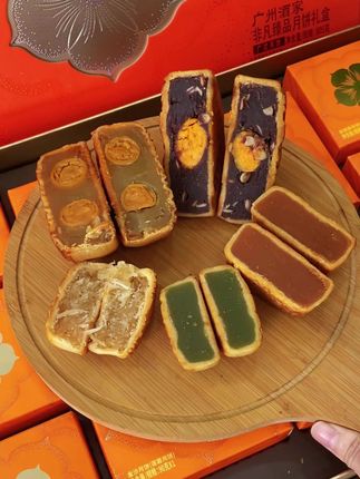 要说广式月饼,我们家一直都只吃 #广州酒家 #月饼 不仅好吃,送礼也高大上,南方人公认的大牌子#月饼礼盒 #中秋送礼 #中秋节 #中秋礼盒 #中秋
