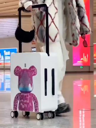 哈哈哈,暑假怎能不带孩子出游呢,带上高定的行李箱一家人出游衣服全部都可以容纳。#上热门话题🔥🔥🔥 #抖音小助手dou上热门 #带娃旅行