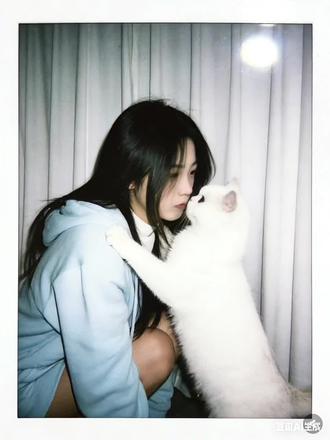 豆包你还是太权威了,和宠物拍立得合照指令教程来啦!#豆包ai#豆包P图已经nextlevel了#宠物#合照#指令豆包AI生成宠物照 豆包p图指令宠物合照指令 猫猫图片 豆包情侣合照p图指令 ai生成自己和宠物的合照指令 豆包p图猫咪合照 小猫趴肩上ai指令 ai指令生成图片