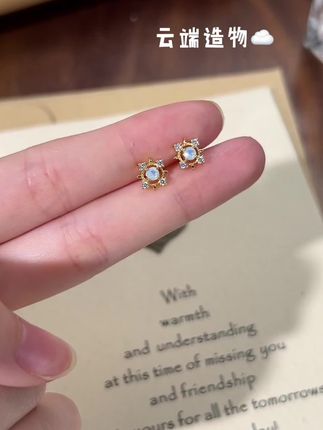 ✨钛钢蛋白石耳钉,🔥【高光设计点】,▫️蛋白石锆石双生镶嵌|阳光下流光溢彩的极光感,▫️钛钢材质+镜面抛光|防过敏不褪色 洗澡睡觉不用摘,▫️耳骨/耳窝/耳垂三栖选手|一钉解锁N种戴法 ,👂【佩戴场景】,✔️养耳期懒人福音 ✔️多耳洞叠戴神器,✔️夏日露肤季小心机 ✔️闺蜜互赠高颜值礼物 ,敏感肌终于找到本命耳钉了!”,#钛钢耳钉 #养耳洞神器 #ins风耳饰 #蛋白石耳钉 #小众设计感