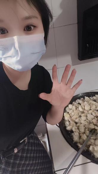 柴火灶慢熬土猪板油!香味飘满全村,炒菜鲜到上头,地道农家烟火气太治愈~
话题:#柴火灶烟火气 #原生态土猪肉 #农家自制猪油 #农村生活日常 #恩施土特产