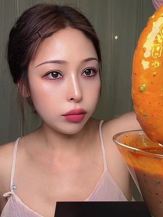 #爱吃辣 #解馋 #夜宵吃什么 #深夜美食 ,让肠1根半斤,共六根,送一包辣椒油。收到货空气炸锅15分钟180度,或者微波炉,没有空气炸锅或者微波炉的不建议下单,沾料放生抽和醋,家里有香菜末或者葱末的都可以放,配上大蒜更好吃。