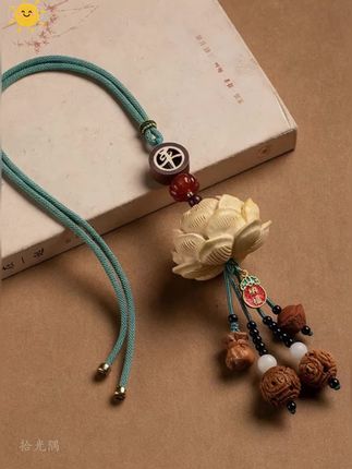 “檀木、莲纹、招财纳福,这挂件系着的是千年祈愿与当下路。”#挂饰挂件 #汽车挂件 #吊坠挂件 #古风饰品 #礼物推荐