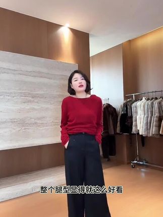 秋冬氛围感拉满!毛呢阔腿裤一穿,休闲百搭还显高 秋冬穿裤就认「三要素」:保暖、显瘦、好搭!这条毛呢阔腿裤全占了——   - 保暖力:厚实毛呢面料,锁住温度不臃肿,零下几度也能抗;  - 显瘦感:阔腿版型+高腰设计,视觉拉长腿型,秒变「三七分」比例;  - 百搭度:基础黑/灰/卡其色,配短款羽绒服、长款大衣都和谐,休闲、轻熟风随意切换,早八赶时间套上就走,懒人穿搭党必冲!  谁懂啊!秋冬穿裤子总在「臃肿」和「冻腿」之间反复横跳?直到遇到这条毛呢阔腿裤!软乎乎的毛呢摸着就暖和,阔腿裤管不贴腿,里面塞两条秋裤都看不出来,出门再也不用裹成熊。关键是怎么搭都好看,配运动鞋是元气少女,配短靴又有点小酷,每天出门不用想穿搭,心情都变轻松了~#显瘦穿搭 #百搭裤子 #保暖舒适 #休闲 #显高显瘦显腿长