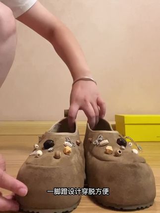 一脚蹬设计穿脱方便,复古韩版造型时尚百搭,软底舒适不累脚,博肯鞋元素增添休闲感,轻松打造慵懒时髦范儿,无论是通勤还是约会,都能让你轻松驾驭各种场合