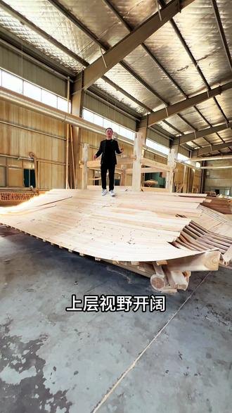 现在制作的是古建双层景观亭,重檐翘角,青瓦覆顶,下层环设没人靠,围坐,品茶,尽显雅趣,上层视野开阔,登高望远,尽览风光。#双层 #古建四角亭 #景观亭 #凉亭定制 #工厂实拍视频