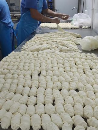 一口咬下满口香 新疆手工油塔子唤醒你的味蕾! 今天又做了很多好吃的小零食!有喜欢吃的吗?评论区留言哦~#有手就会的家庭版泡椒凤爪#有手就会的电饭煲豉油鸡翅#超低成本拿下柠檬鸡腿#可乐卤肉饭真的封神了#可乐卤肉饭真的封神了