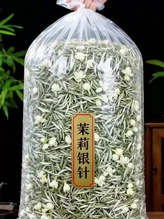 茉莉银针茶王,选明前肥嫩芽头,经七窨提香。白毫满披似银,裹挟茉莉浓馥。冲泡后汤色杏黄,花香茶韵交融,入口甘醇鲜爽,余韵绕喉。#茉莉银针 #花茶至尊