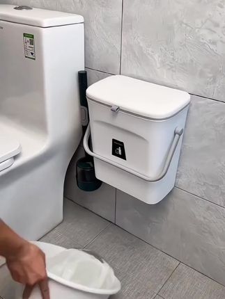 壁挂式设计省空间,厨房藏柜旁、卫生间墙侧都能装!带盖隔味防飞虫,大容量轻松收纳厨余、废纸,客厅用也显整洁,家用垃圾桶选它超省心!#好物推荐🔥 #居家好物 #实用好物
