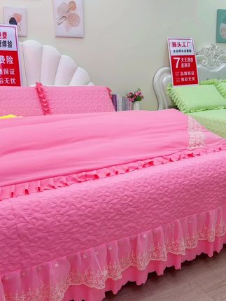 【救命!这床品让我家卧室秒变巴黎小套房!蕾丝边是那种若隐若现的细纱,阳光下像撒了层碎钻,随便一搭就能遮住床底杂物,美观实用,瞬间高级感拉满!被问爆的链接在此,公主们,闭眼冲!蕾丝花边床盖四件套#面料舒适透气 多色可选,四季通用#蕾丝控