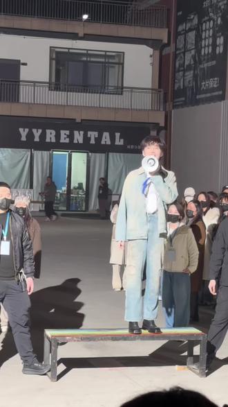 0204成都,郝熠然美康直播下班!
#郝熠然 #线下追星 #观众视角 #线下见面 #我的大明星