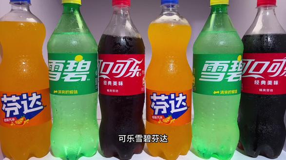 成年人不做选择,可乐雪碧芬达,咱想喝哪个就搭哪个!就这一升大瓶装,倒出来气泡足到在杯子里噼里啪啦炸,经典可乐的甜、雪碧的柠檬清爽、芬达的橘子味,各有各的好喝。冰镇透了,朋友来家里一人一瓶,或者自己囤着慢慢喝,太过瘾了。现在两瓶可以任意搭配,到手才这个价,左下角自己选口味,赶紧冲。#玻璃瓶可乐#可乐控#谁懂啊真的很好喝 #畅饮好喝无可替代