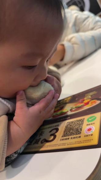 小团团快7个月了 小可爱蛮乖的