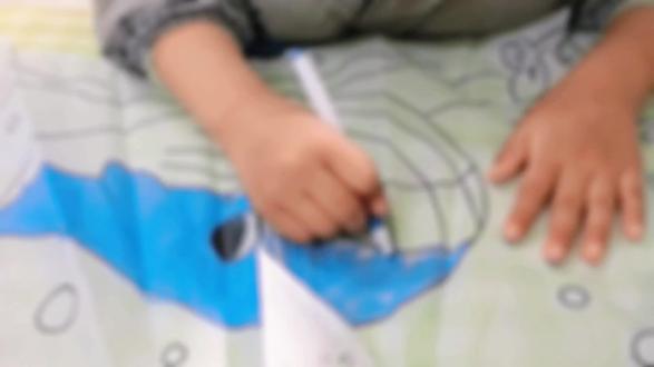 今日绘画:
《风筝》涂鸦的是风筝 放飞的是希望🌱🌱🌱
风筝代表着美好的祝愿,愿孩子们都可以像风筝一样自由翱翔在蓝天下,🌿🌿🌿健康快乐的度过每一天🍄🍄🍄