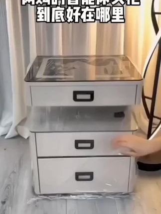 买床头柜当然要选有保险柜的指纹密码解锁。能帮你的贵重物品,这样就不用担心熊孩子捣乱了。面板上无线充非常方便,还有可调节的三色灯,想听歌的时候,后置蓝牙音响直接连着多功能的床头柜,你心动了吗?