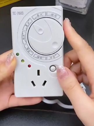 冰箱冰柜有积水容易结冰,非常耗电。快试试这款冰箱开关温控器,接上电源插上冰箱插头,它可以根据季节调节春夏秋冬,适合各种使用模式,还带有定时开关,这样就不会结冰了#冰箱温控器 #温控器 #冰箱
