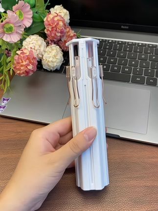 终于等到这款宝藏文具笔盒!内含两支黑色中性笔,一支红笔、一支蓝笔,还有专为考试设计的带橡皮头涂卡笔#创意文具#文具盒#文具安利 #文具推荐 #笔盒