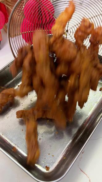 超脆小酥肉的秘诀!过年一定要试试! 我家做了每年都要炸一大盆小酥肉,这个配方炸出来真的巨脆巨好吃!脆炸糊里加冰牛奶可以更脆而且有点点奶香味!
#小酥肉 #抖音年味争霸赛 #邪修派 #炸肉