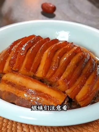 #地方特色美食   不去贵州也能吃到家乡的梅菜扣肉了,配上贵州木姜子胡辣椒面简直是绝绝子