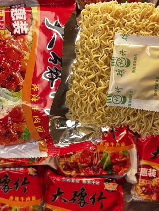 #强烈推荐美食 还没吃过一定要试试,酥酥脆脆一包根本不够炫啊#妈呀太香了 #好吃到停不下来 #超便宜超划算 #大豫竹方便面