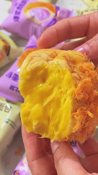 比比赞爆浆肉松面包一口爆浆的#比比赞 肉松面包#太好吃了