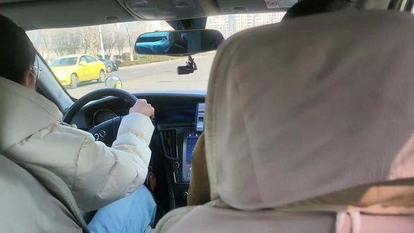 科目三训练项目,变更车道一定记得转向灯够3秒钟再调方向#青岛学车 #学车考驾照 #驾校学车 #科目三 #今天的方向盘格外烫手