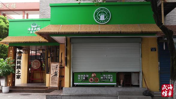 海华武馆“出战”浙BA!⚽️
谁说练武之人不能蒸包子?
我们偏要把“功夫”揉进面里、打上舞台、搬进球场!
👉 场内有真功夫:
-【掼牛秀】一摔震全场,假牛比真牛更燃!
-【水乡舞龙】运河练出的“水龙”,腾飞即是彩头!
-【金庸船拳】中场秒回武侠江湖,致敬嘉兴侠脉!
👉 场外有热包子:
“功夫包”现蒸现卖,挣的是练功的粮草,传的是舌尖上的非遗!
我们坚持:
以商养文、以武兴包、以非遗赋能城市热度🔥
让船拳打出风采,让包子蒸出底气,让非遗在街头“活”得更久!
全场看球,中场看戏,场外吃包——
嘉兴海华武馆,给你一场“文武双全”的浙江联赛!
@美丽浙江 @浙江文旅 @嘉兴文旅
#海华武馆 #浙ba #金庸武侠 #牛肉包子