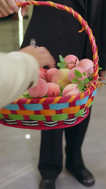 从傻子到救世主 林天摔傻后意外撞破吊坠秘密,觉醒医武传承,告别痴傻过往。他凭超凡医术救下受困的苏香玉,培育珍药变现起步,屡破疑难杂症,结交赵家、陆家等势力。面对赵德才的骚扰、陆十三的挑衅、冯霸业的背叛,他以医术为刃、武道为盾,打脸反派,收服孙圣手为徒,执掌盛海酒店与四海商会产业,更将盐碱地改造成爆款生态乐园。最终,他成为江城传奇神医,向守护自己多年的苏香玉求婚,收获事业与爱情双圆满。#从傻子到救世主 #百亿剧好看计划 #抖音短剧新番计划 #因为一个片段看了整部剧 #热门短剧推荐