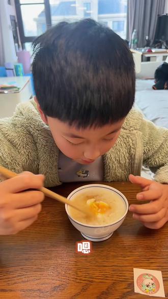 我们家,属于文臣还是武官?甲流休息在家吃个早饭,甲流症状比较轻,状态很好!今天用蛋神🥚的方法煮个鸡蛋给小朋友补补!以前从不吃蛋🥚~~~#甲流 #小学生 #真实生活分享计划 #未成年人陪伴计划 #抖音生活观察计划 @爱吃蛋🥚