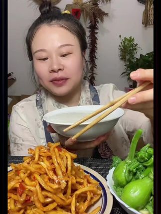 香辣木瓜丝 香辣木瓜丝,9.9发2瓶,一瓶200克,嘎嘣脆。