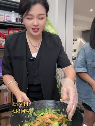 客人来了,赶紧再来一瓶…#超好吃 #强烈推荐 #太好吃了 #追剧必备 #无骨鸡爪