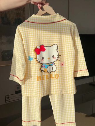 选女童秋款睡衣,这套纯棉的可以试试~长袖不卡胳膊,裤子不拖脚,面料摸着软乎乎的,洗几次没变形,搭配可爱有趣的卡通图案,孩子穿出门取小饼干快递都不愿换 #女童纯棉睡衣套装 #纯棉睡衣长袖长裤 #骗你生女儿穿搭 #面料柔软舒适 #亲子睡衣穿搭