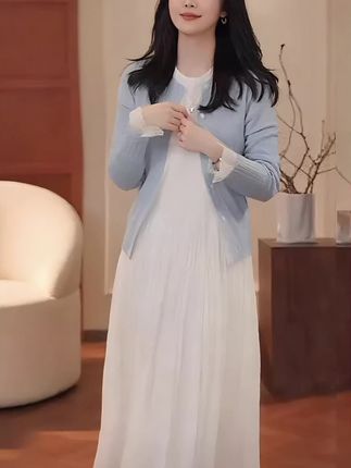 这套超美的高级感女装,早秋的轻奢减龄显瘦款,一个连衣裙和百搭针织开衫的套装,真的太适合出游拍照啦。#开衫穿搭 #出游穿搭 #女装穿搭 #温柔穿搭 #高级感穿搭