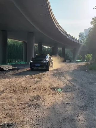 困扰咱们奇瑞车主们的问题终于解决了,后备箱这里经常进水藏灰难清理,时间久了堆积的灰尘泥沙就会腐蚀车漆和车身零件,就是因为咱们后尾门这里有条很大到缝隙,直接安装上这款按原车开模设计密封条,提升车辆密封条提高密封性的同时,还能保护车身不被损坏和污染!#后尾门密封条 #后备箱密封条 #汽车好物 #汽车用品
