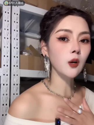 #上热门 铜合金耳饰 S.Y【光彩照人】小众气质轻奢时尚百搭长款流苏#影视剪辑 #电影视频剪辑 #时尚气质穿搭 #亮光奶油白