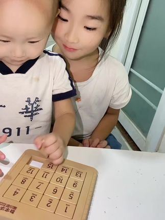 #创作灵感 孩子最近喜欢上这个数字华容道游戏,还原数字,从易到难,逐步挑战,不仅锻炼孩子的逻辑思维能力,还能提升专注力。有了它,孩子再也不吵着要手机了。#日常分享 #亲子互动 #思维训练 #专注力