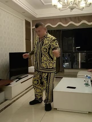 一个女粉丝来我家里找我尬舞来了