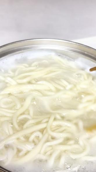 一盘拉条子配上两瓣蒜,再来碗面汤“原汤化原食”,就是踏实的一餐。搭配上不同的配菜就是不同的味道,自己手工现拉的成就感加上劲道、爽滑、Q弹的口感,没吃过的你可以试一试!#无添加面条 #我爱吃面食 #拉条子 #家常菜 #面条的神仙吃法