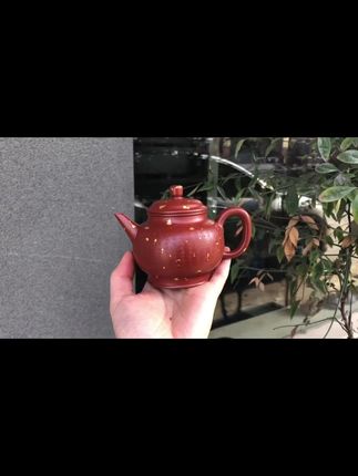 心经古灯·全手工洒金原矿粗砂大红袍·200cc 心经古灯·全手工洒金 原矿粗砂大红袍·200cc 此壶为宫灯式,壶身十分饱满,高圈足,平实稳重;平肩高颈,压盖式,对接严丝合缝,盖面鼓起,圆润的壶钮与壶身相呼应,亭亭伫立 ;剑流嘴暗接精湛,出水利落干净;耳形端把,弧度流畅缓和,端握舒适。