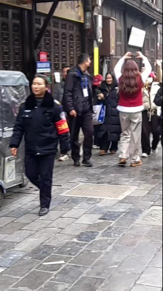 沈梦辰回湘西录制节目 哈哈哈哈哈哈我脑海里一直回荡那句“沈梦辰,我爱你!”(感觉她一天都玩儿的很开心,每次和大家互动都笑得好开心!好有亲和力,漂亮又低调,印象满分!)
#沈梦辰 #追星女孩 #接地气 #衣锦还湘
#创意美编