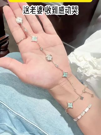 最好的礼物从来不是某样东西,而是意料之中的温暖和出其不意的惊喜!