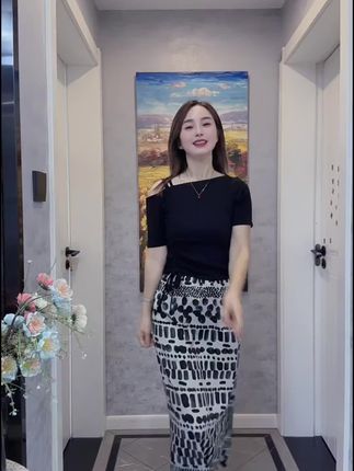 黑色露肩抽绳短袖T恤女夏季新款时尚辣妹一字肩上衣纯欲短款显瘦#高级感穿搭 #无限回购的宝藏单品 #夏季新款女装 #面料柔软舒适 #我要上热们